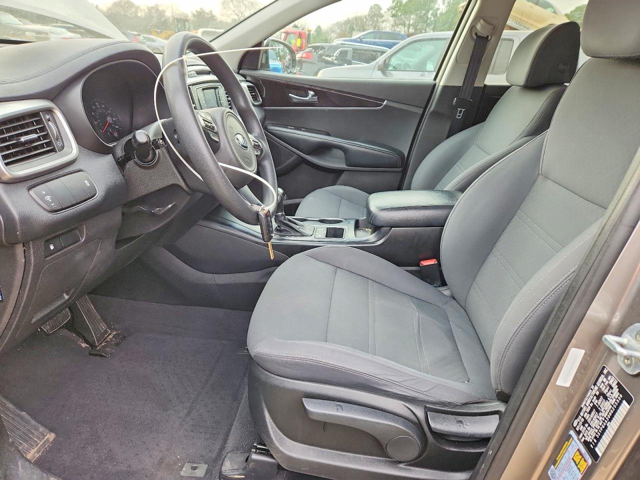 2017 KIA SORENTO LX photo 7