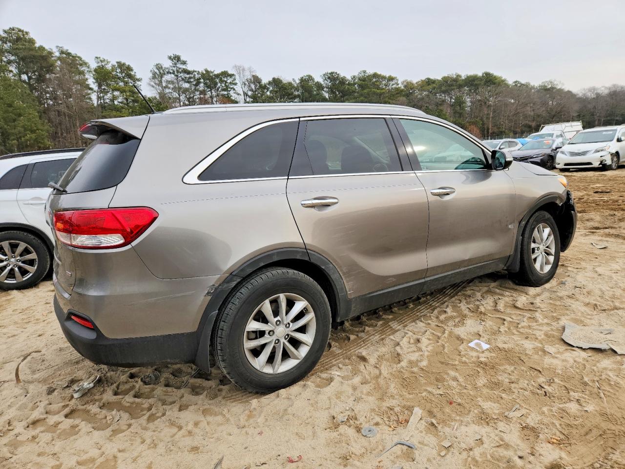 2017 KIA SORENTO LX photo 3