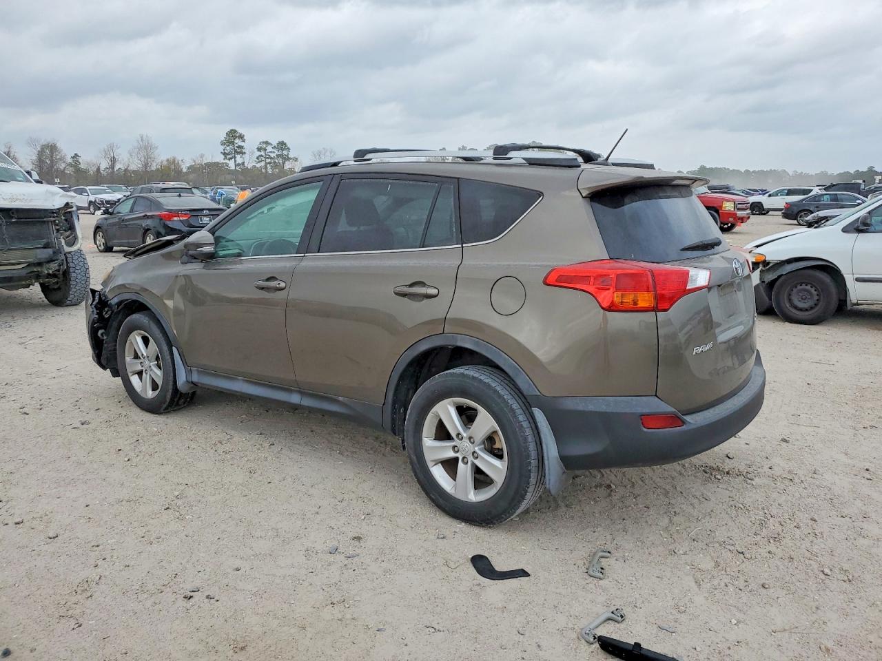 2014 TOYOTA RAV4 XLE photo 4