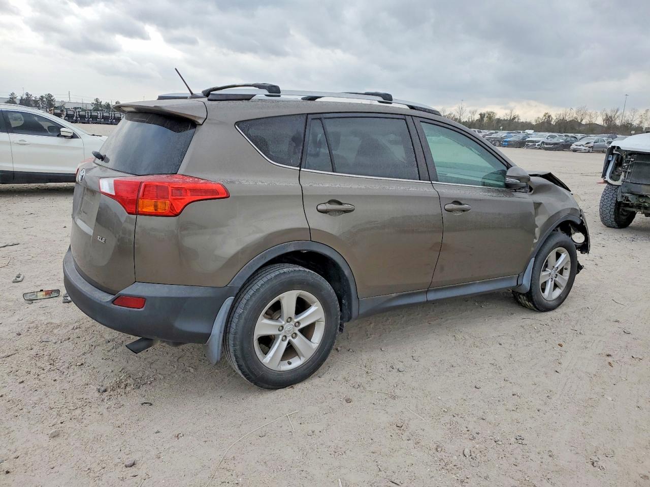 2014 TOYOTA RAV4 XLE photo 7