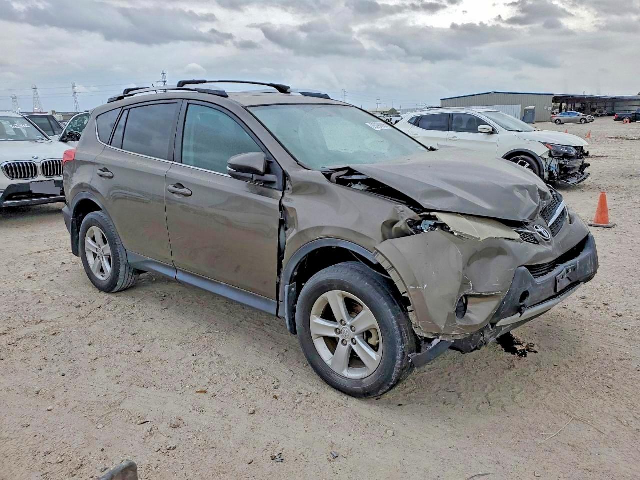 2014 TOYOTA RAV4 XLE photo 10