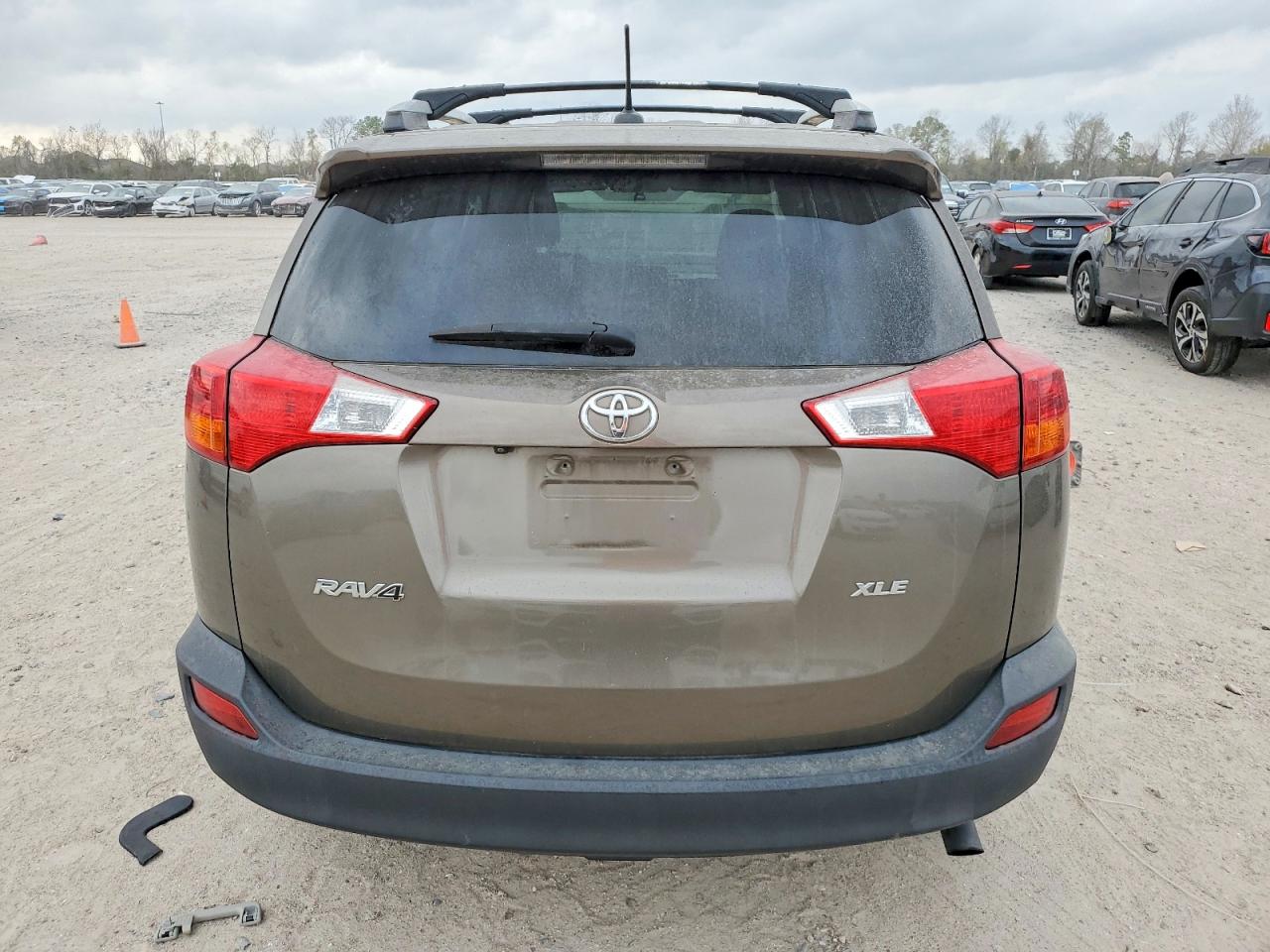 2014 TOYOTA RAV4 XLE photo 16