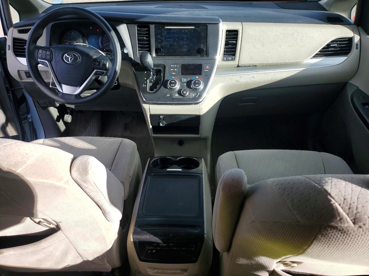 2015 TOYOTA SIENNA LE photo 8