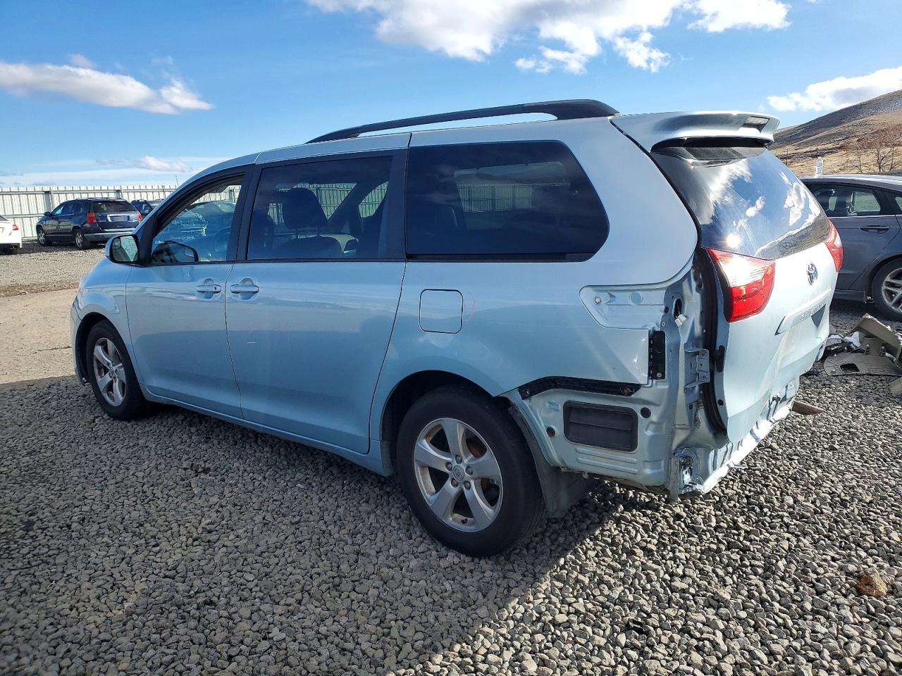 2015 TOYOTA SIENNA LE photo 2