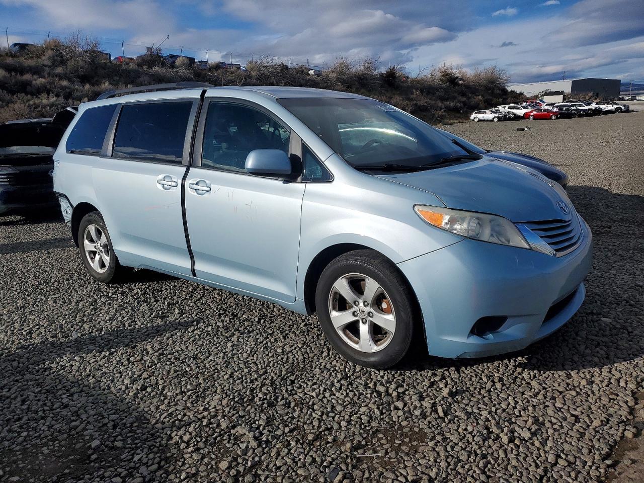 2015 TOYOTA SIENNA LE photo 4