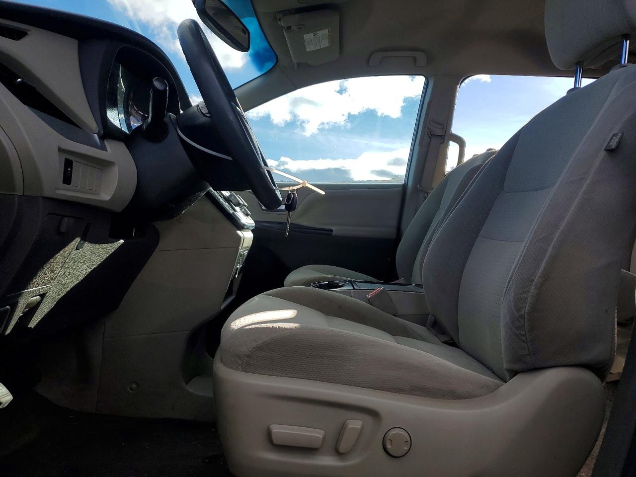 2015 TOYOTA SIENNA LE photo 7