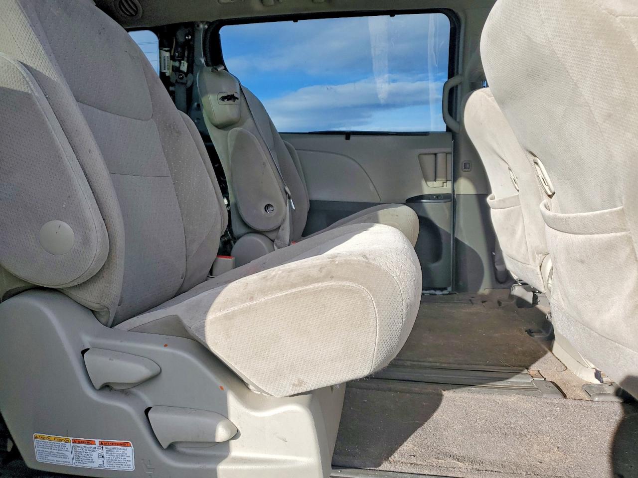2015 TOYOTA SIENNA LE photo 11