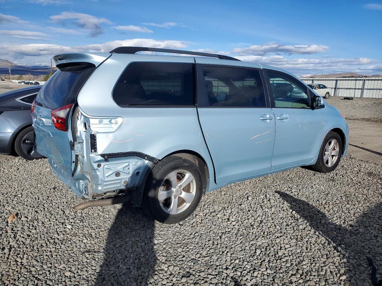 2015 TOYOTA SIENNA LE photo 3