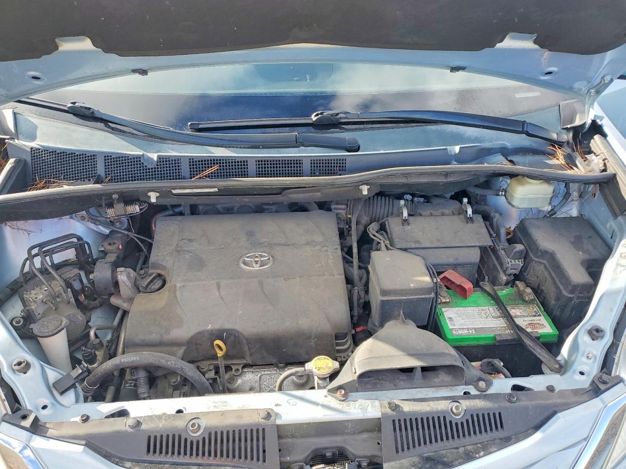 2015 TOYOTA SIENNA LE photo 12