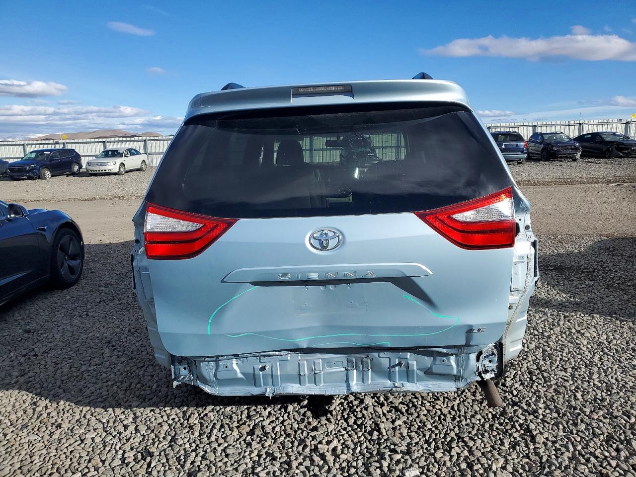 2015 TOYOTA SIENNA LE photo 6