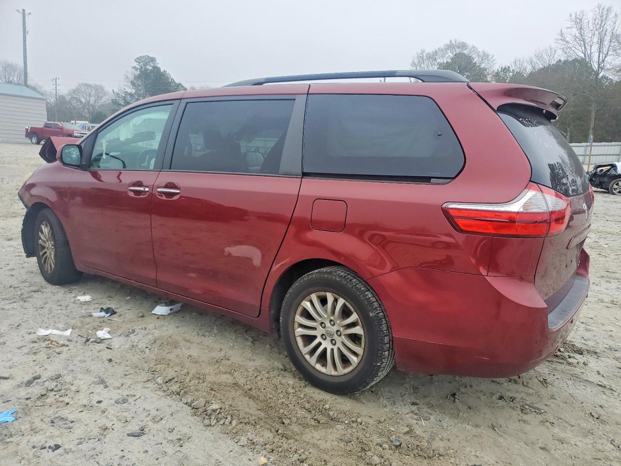 2015 TOYOTA SIENNA XLE PREMIUM 8-PASSENGER photo 3