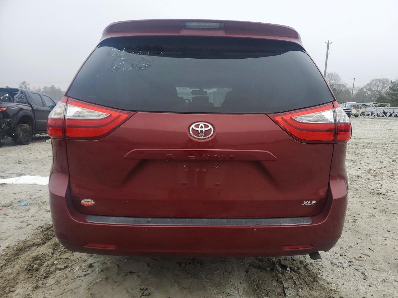 2015 TOYOTA SIENNA XLE PREMIUM 8-PASSENGER photo 11