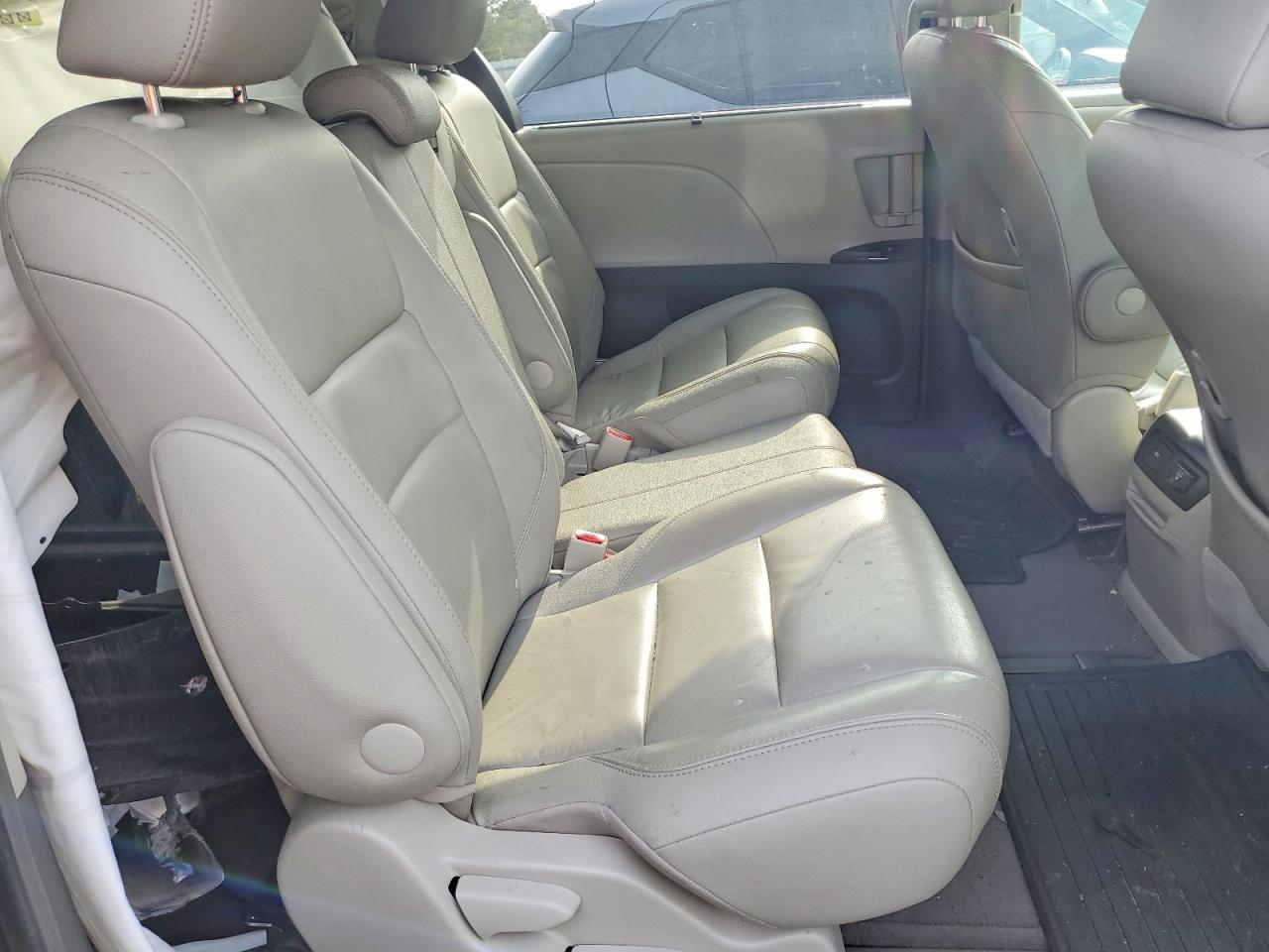2015 TOYOTA SIENNA XLE PREMIUM 8-PASSENGER photo 19