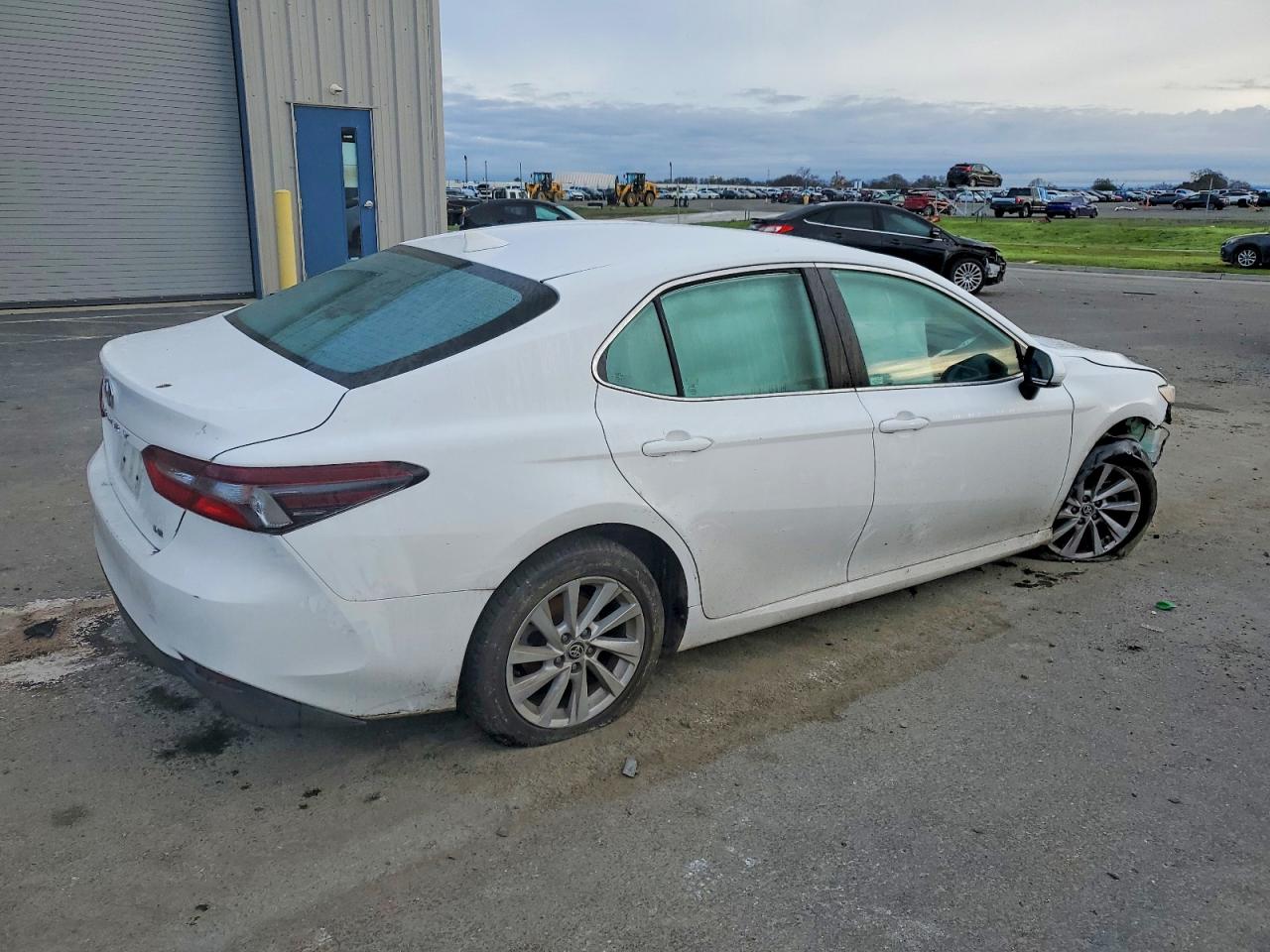 2021 TOYOTA CAMRY LE photo 3