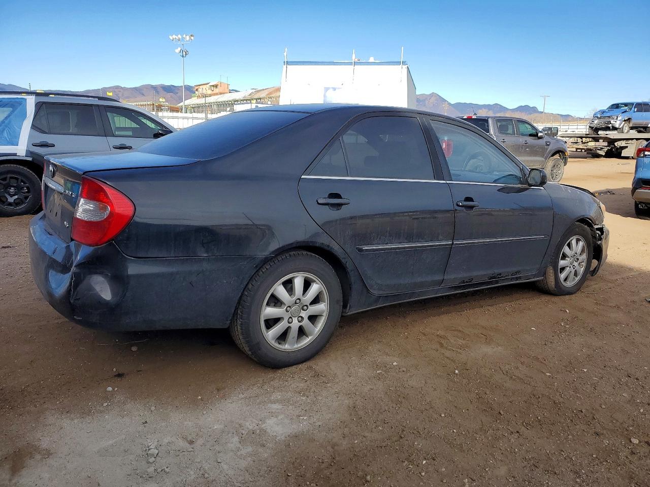 2004 TOYOTA CAMRY LE photo 3