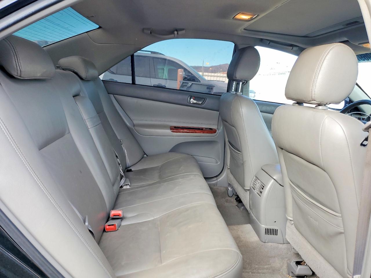 2004 TOYOTA CAMRY LE photo 10