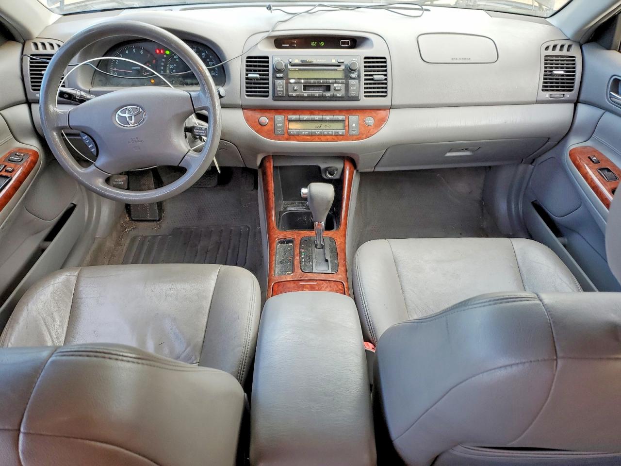 2004 TOYOTA CAMRY LE photo 8