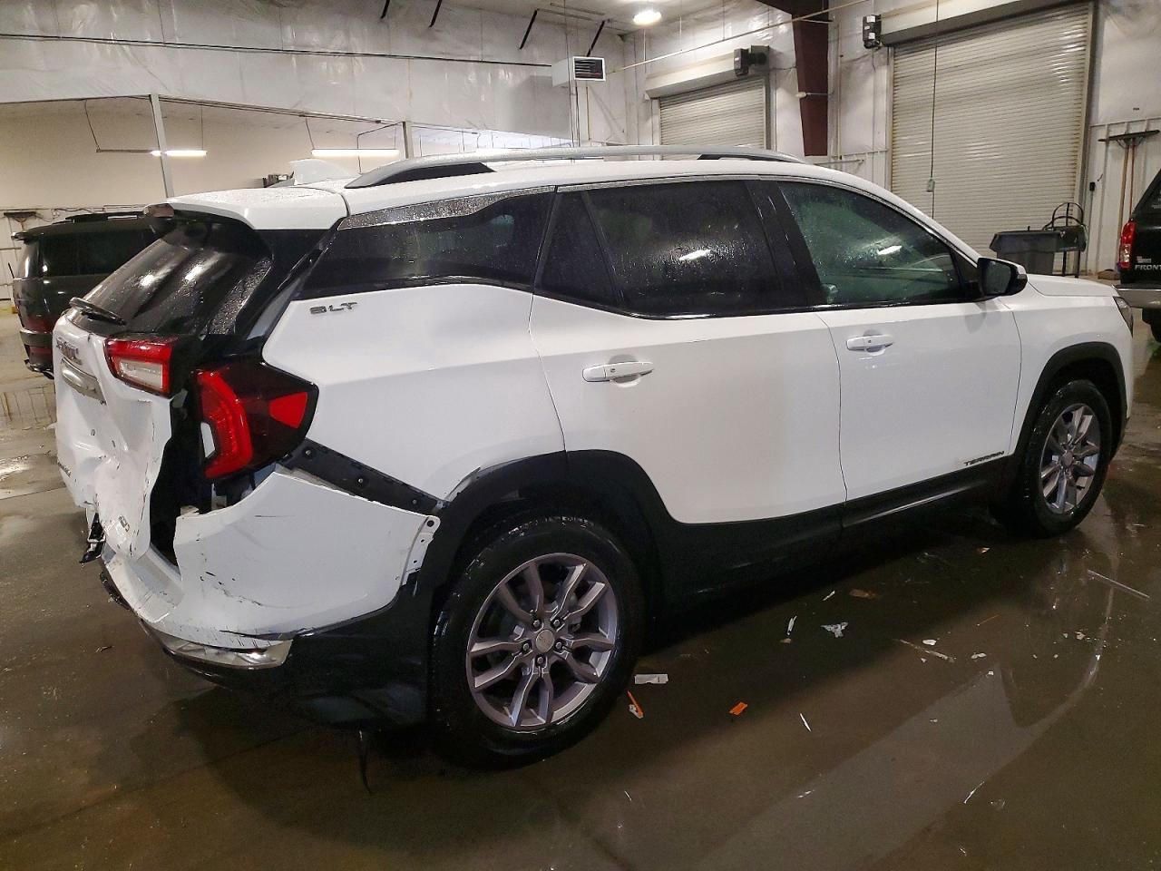 2024 GMC TERRAIN SLT photo 3