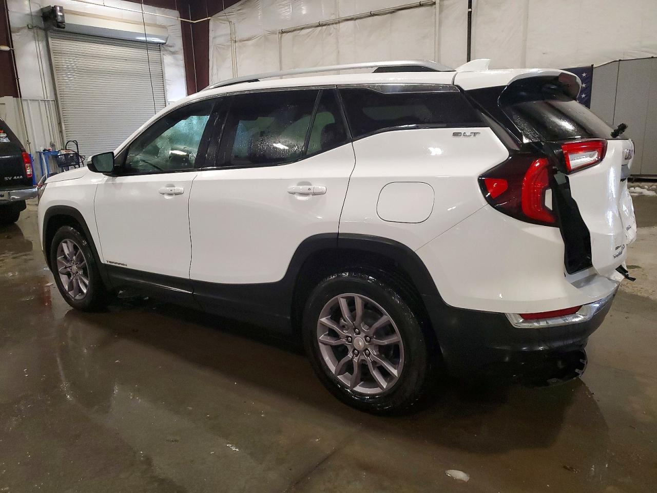 2024 GMC TERRAIN SLT photo 2