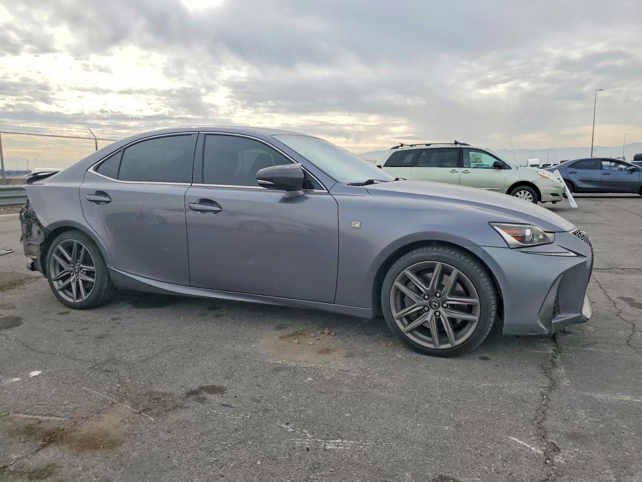 2017 LEXUS IS 200T photo 4