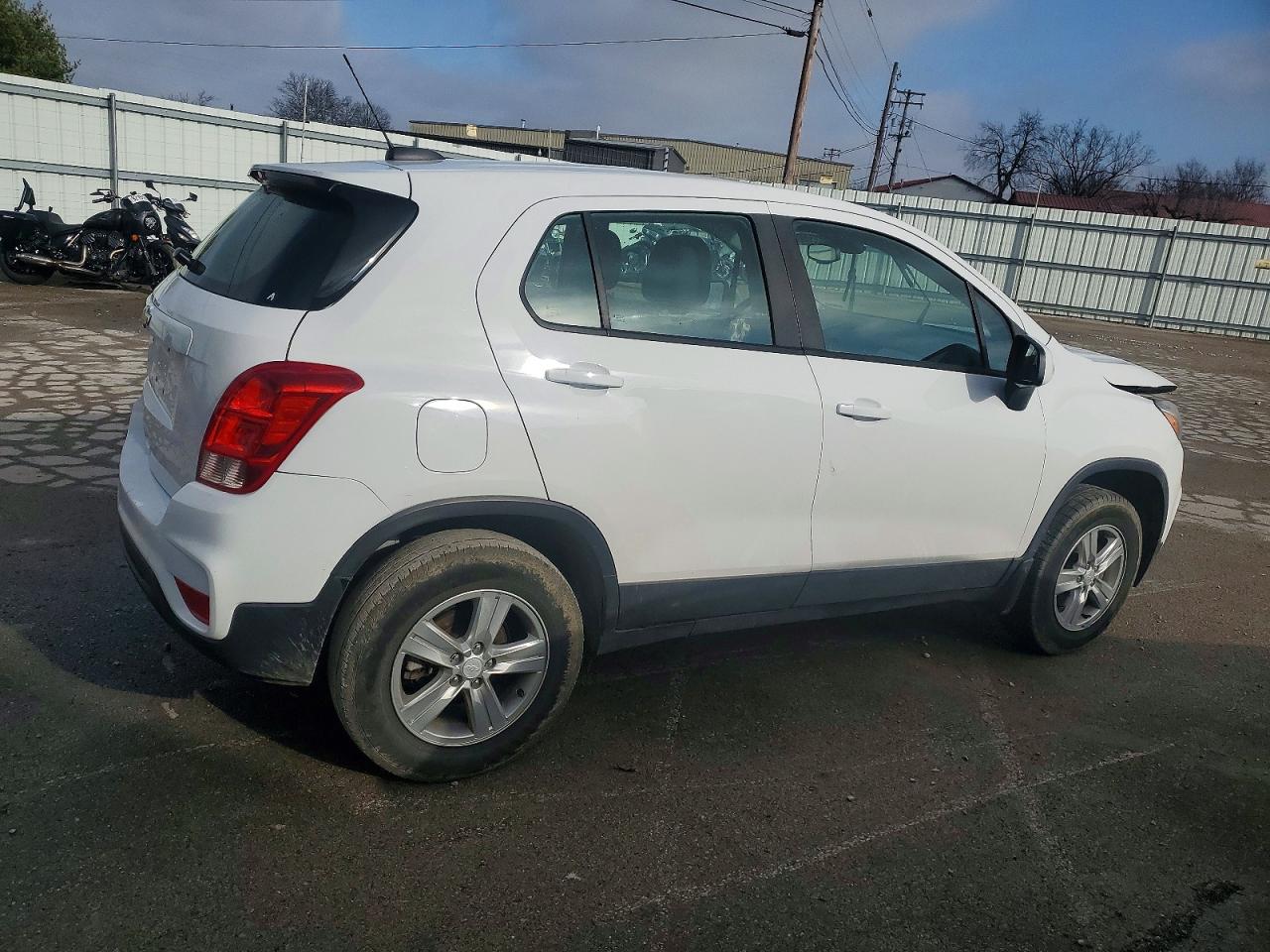 2018 CHEVROLET TRAX LS photo 3