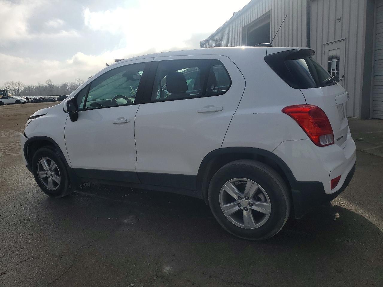 2018 CHEVROLET TRAX LS photo 2