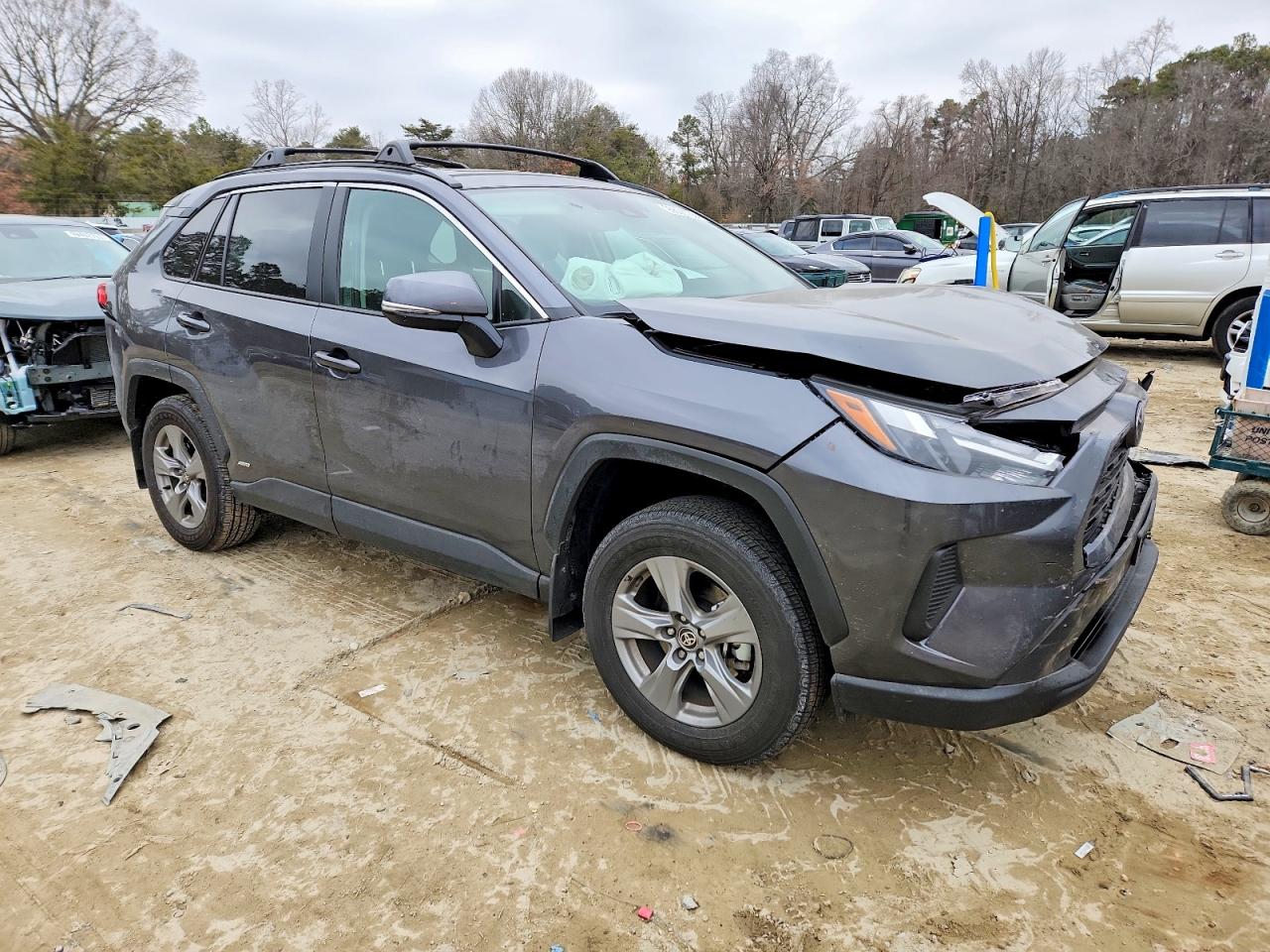 2025 TOYOTA RAV4 XLE photo 4