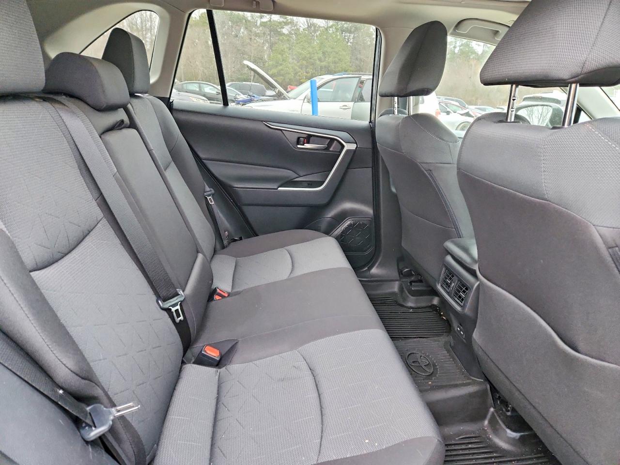 2025 TOYOTA RAV4 XLE photo 11