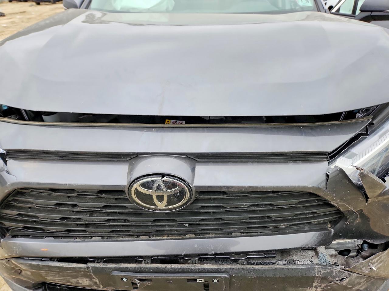 2025 TOYOTA RAV4 XLE photo 12
