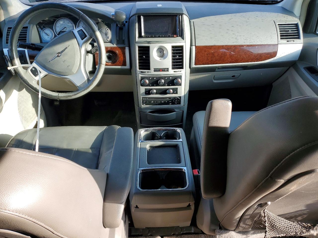 2010 CHRYSLER TOWN & COUNTRY TOURING photo 8