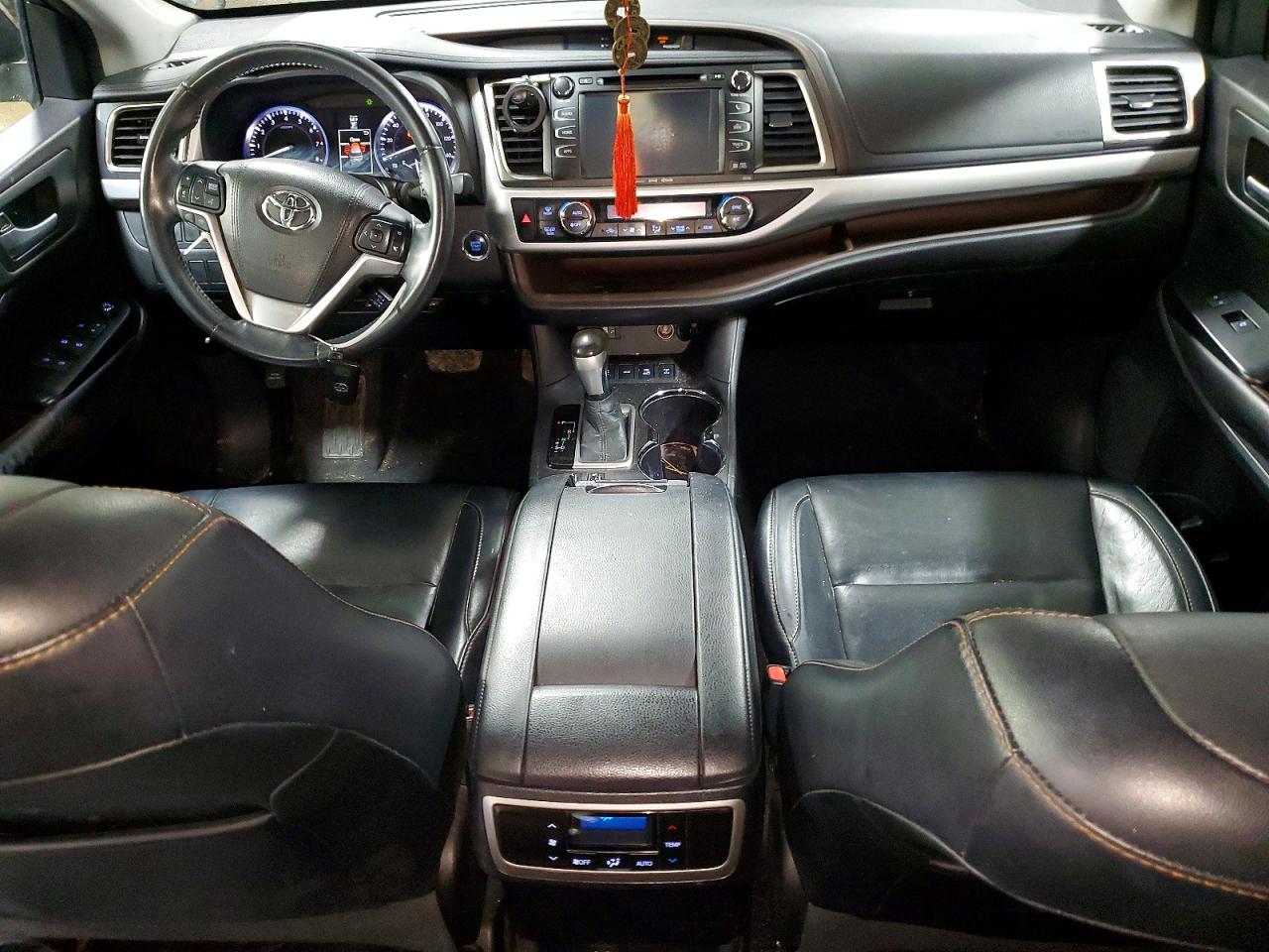 2016 TOYOTA HIGHLANDER XLE photo 8