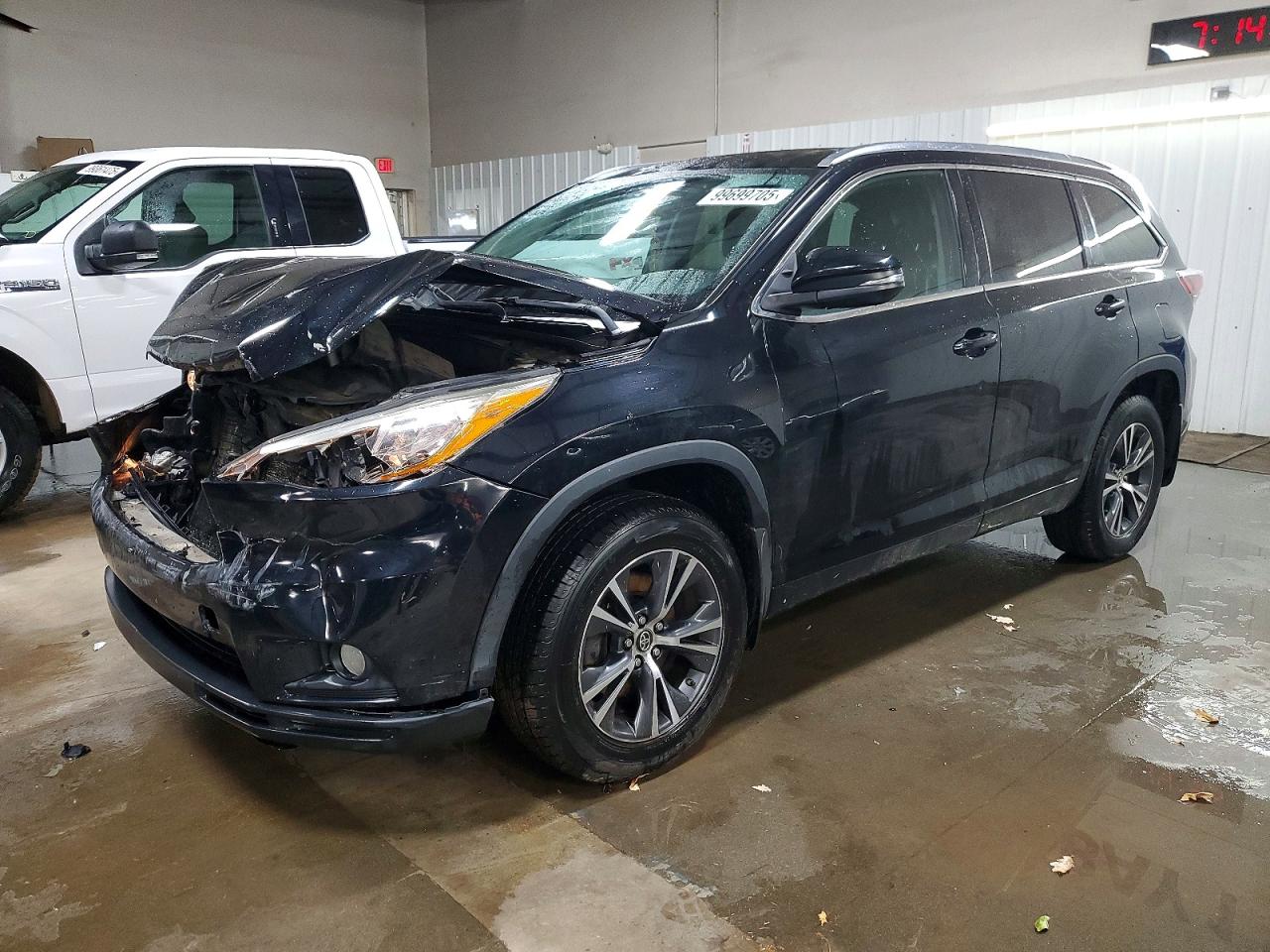 2016 TOYOTA HIGHLANDER