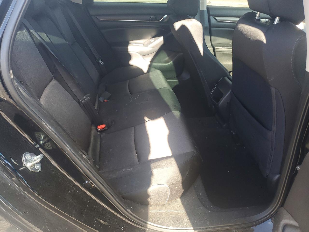 2018 HONDA ACCORD LX photo 10