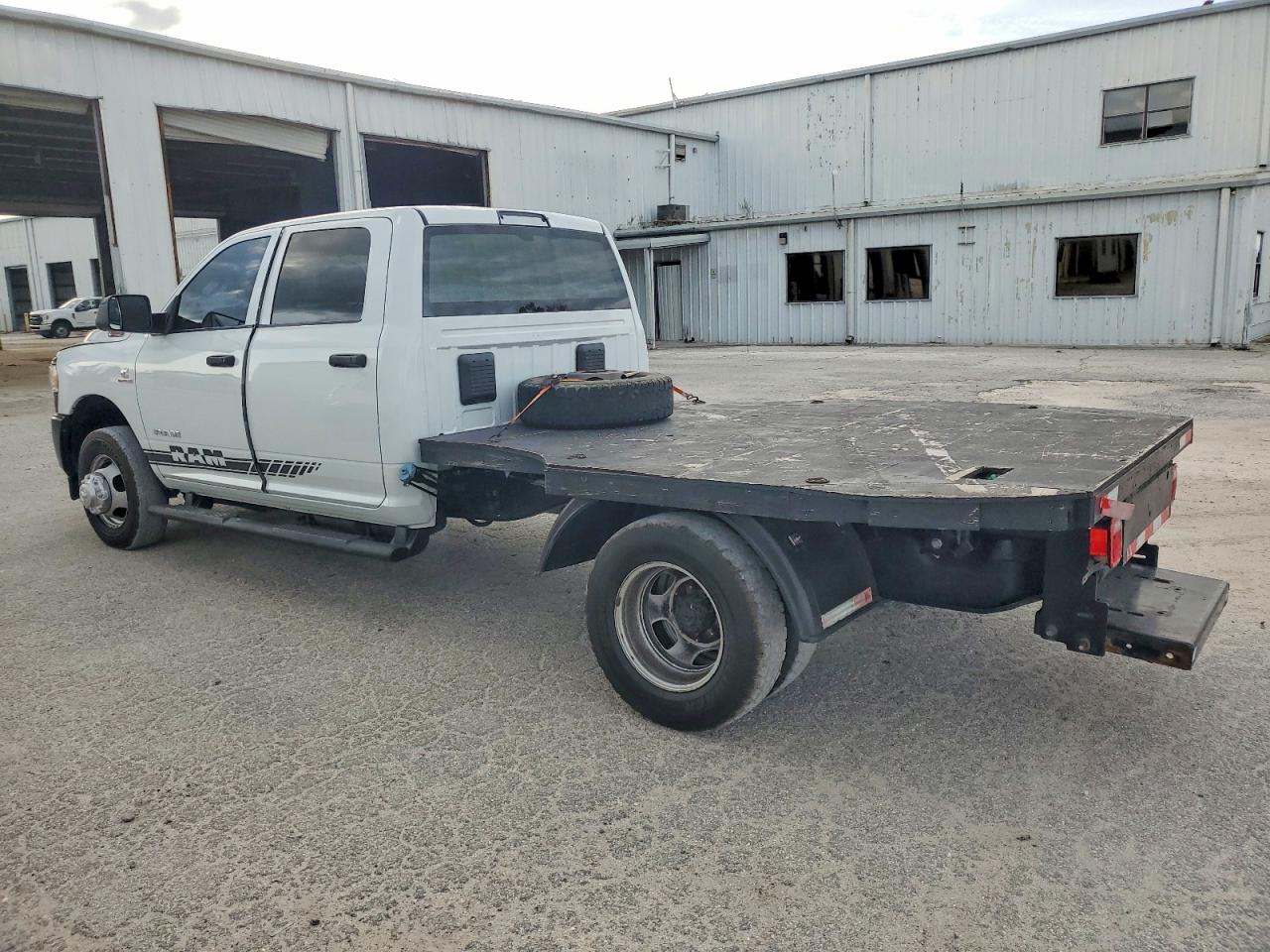 2022 RAM 3500 FLATBED TRUCK photo 2