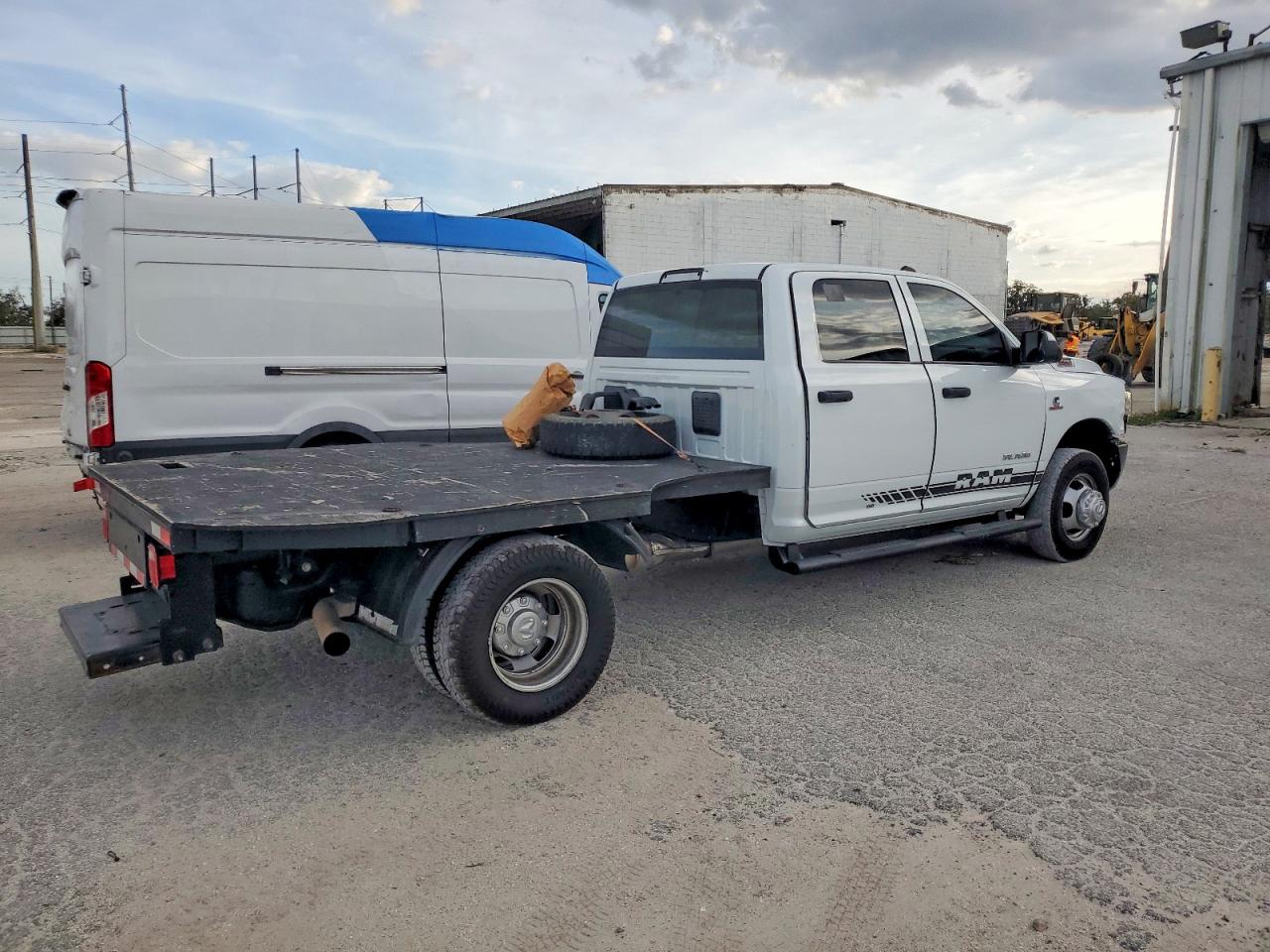 2022 RAM 3500 FLATBED TRUCK photo 3
