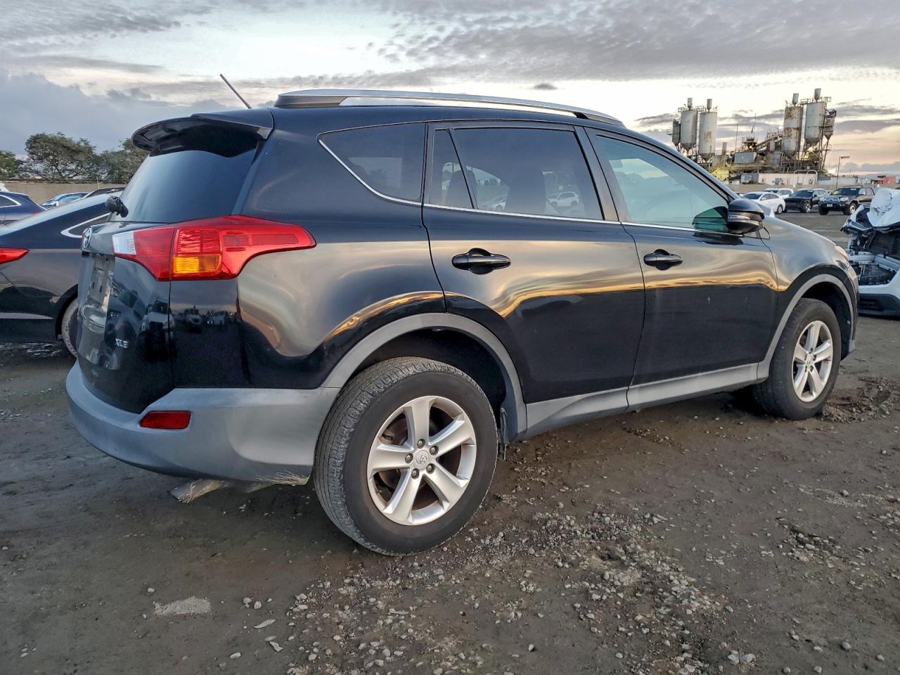 2014 TOYOTA RAV4 XLE photo 3