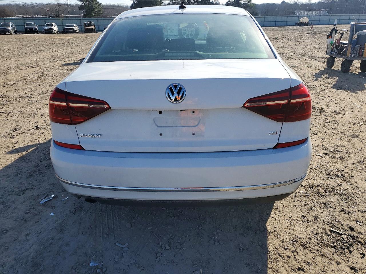 2019 VOLKSWAGEN PASSAT photo 16
