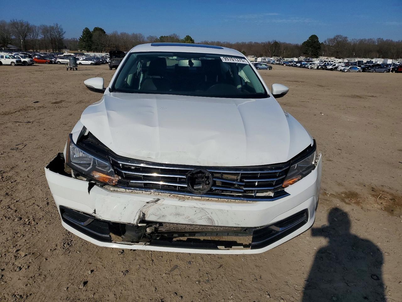 2019 VOLKSWAGEN PASSAT photo 13