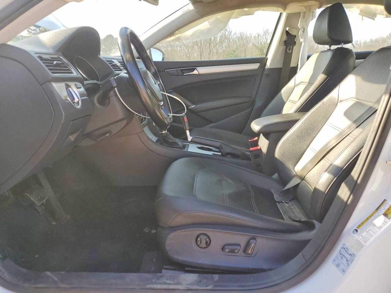 2019 VOLKSWAGEN PASSAT photo 19