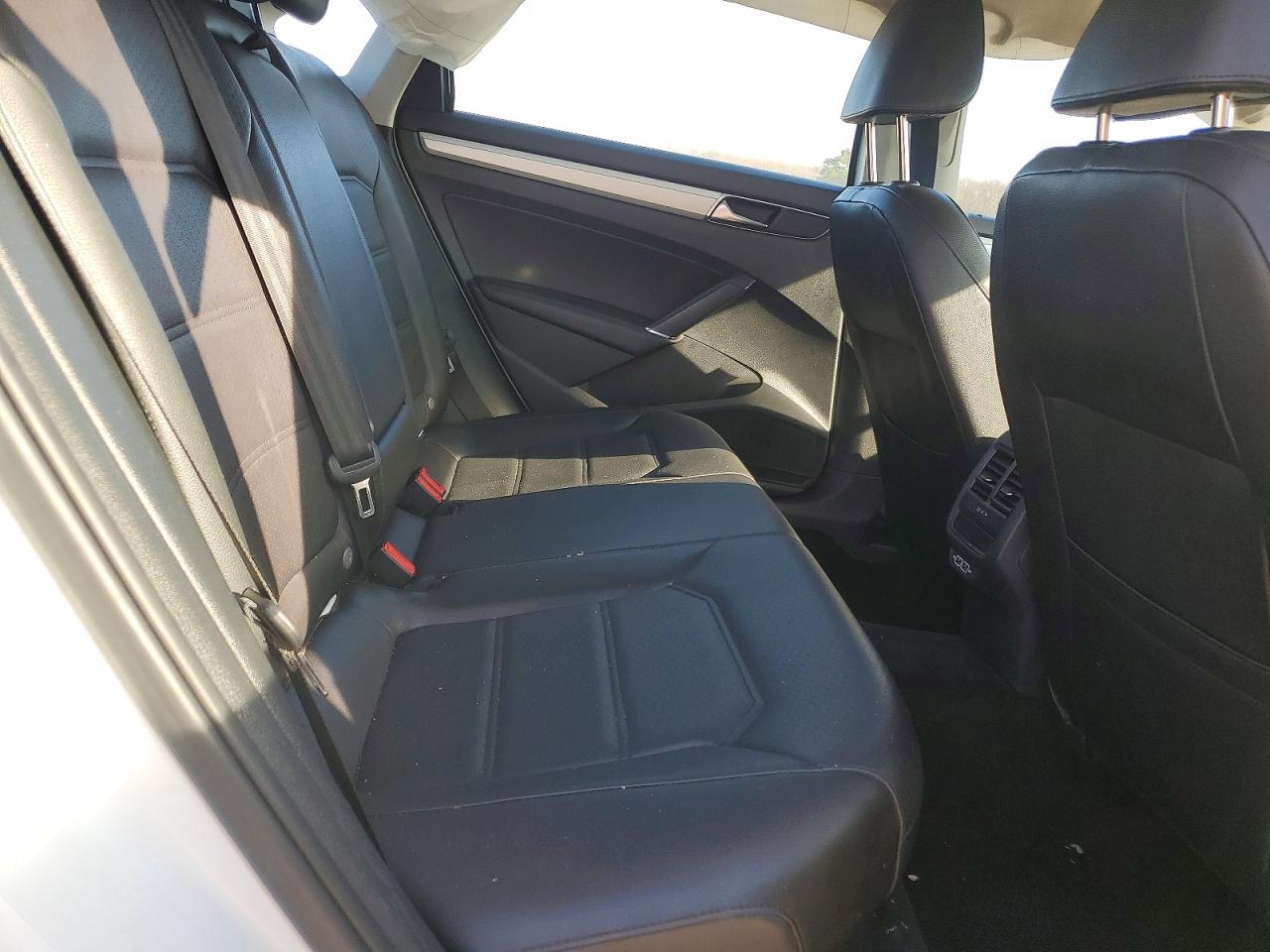 2019 VOLKSWAGEN PASSAT photo 28