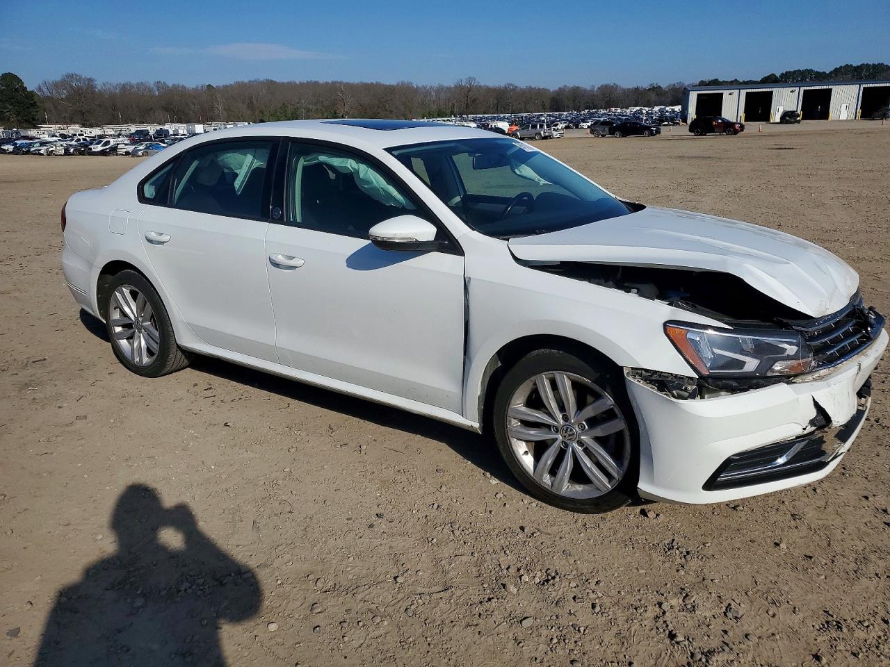 2019 VOLKSWAGEN PASSAT photo 10