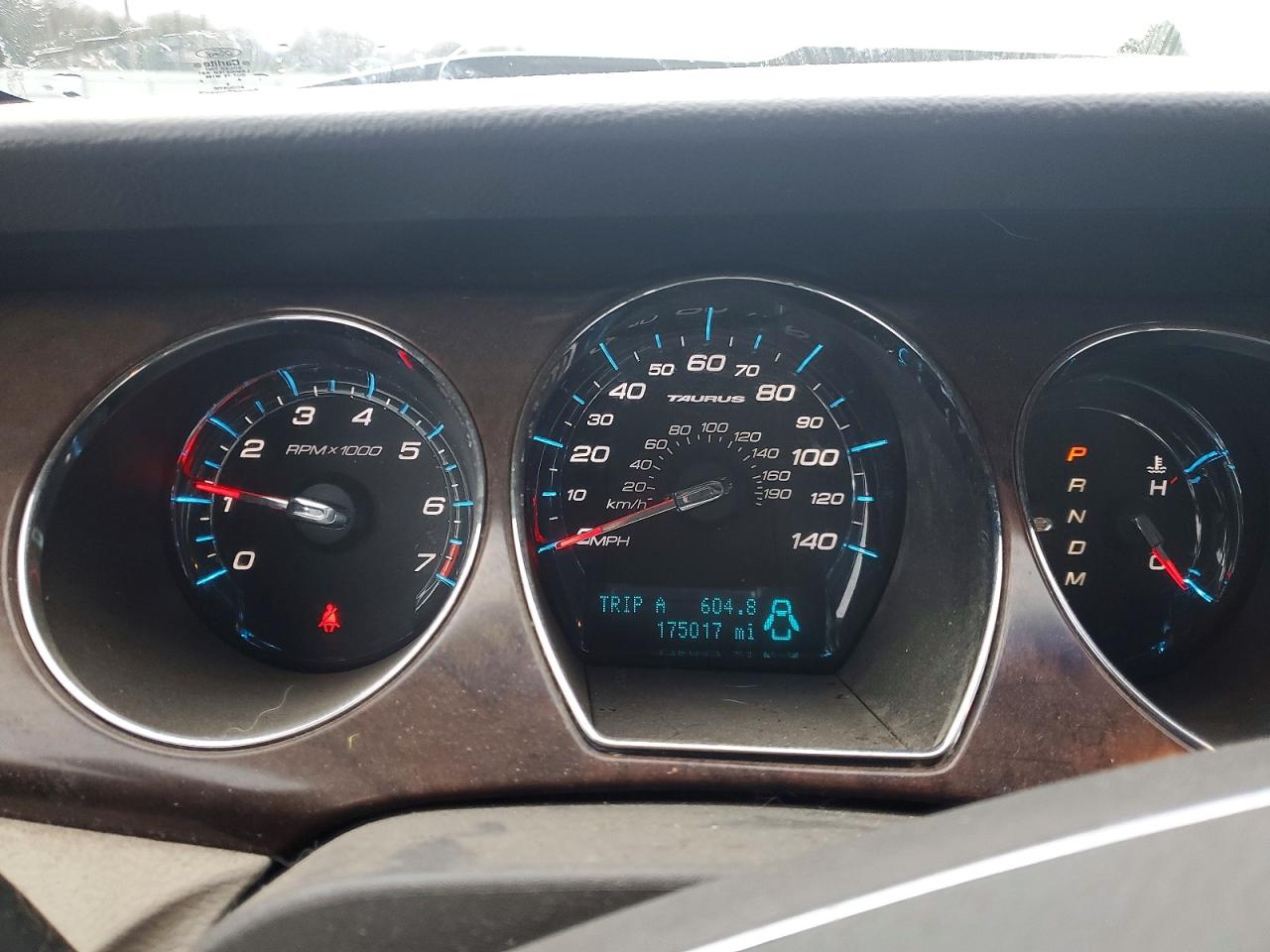 2010 FORD TAURUS SEL photo 9