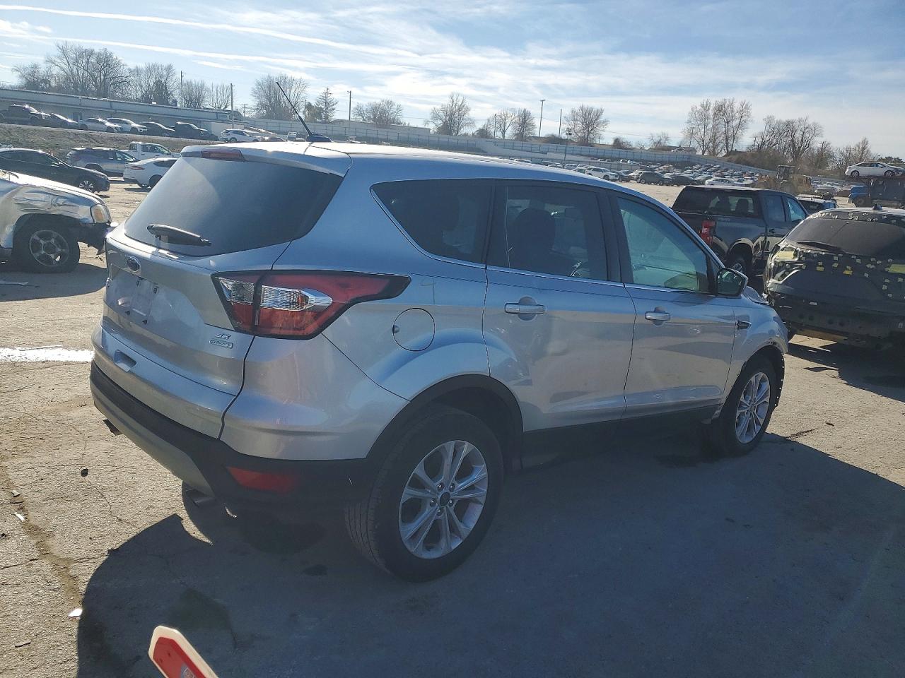 2017 FORD ESCAPE photo 3