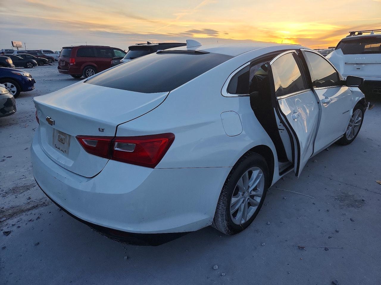 2018 CHEVROLET MALIBU LT photo 3