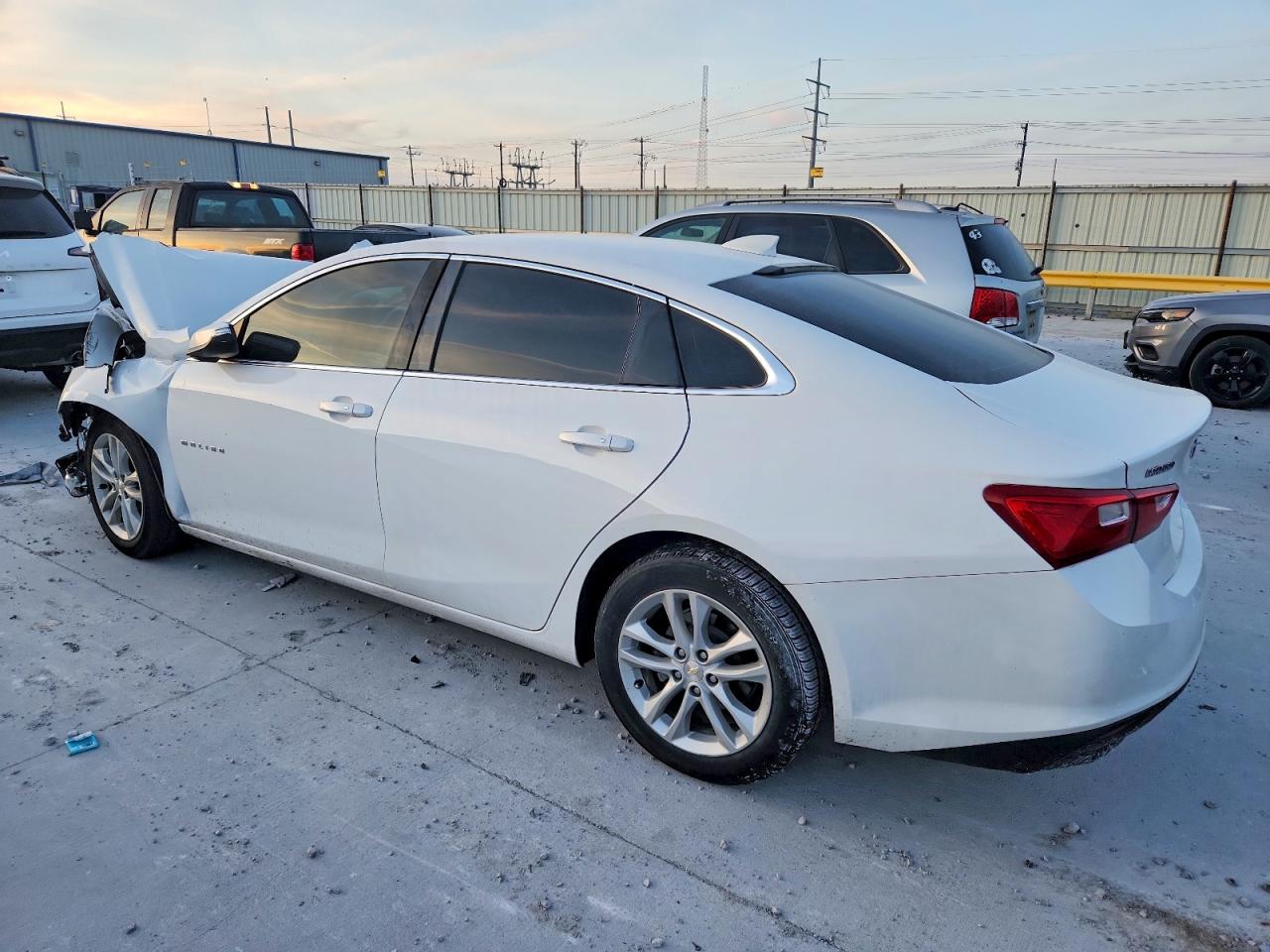 2018 CHEVROLET MALIBU LT photo 2