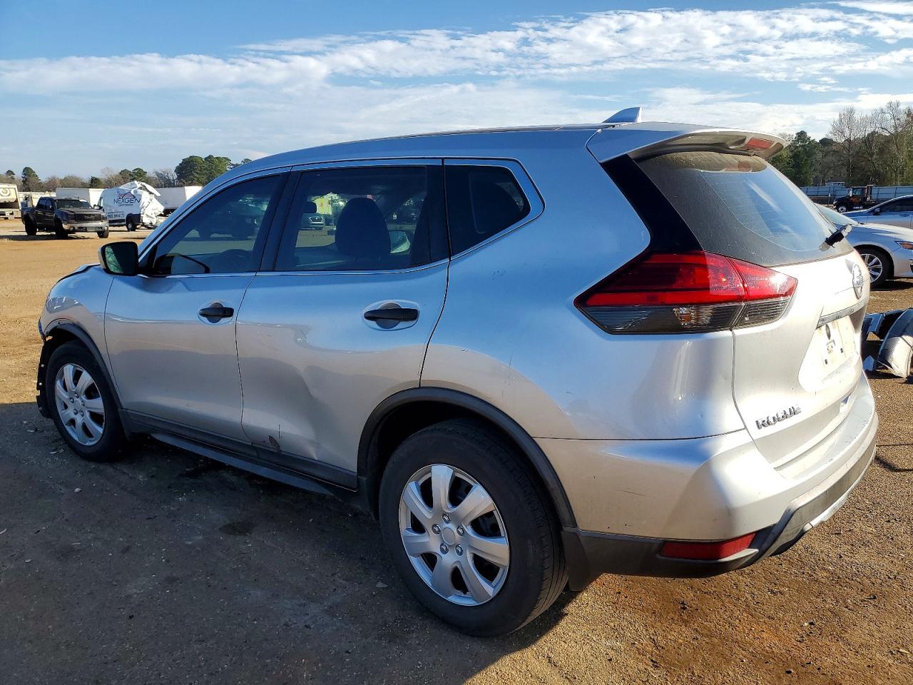 2017 NISSAN ROGUE photo 2