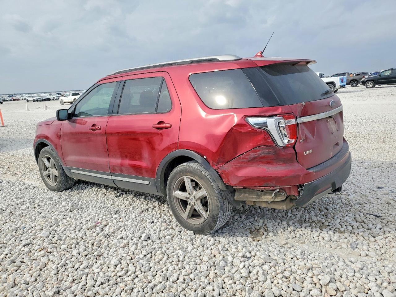 2019 FORD EXPLORER XLT photo 2
