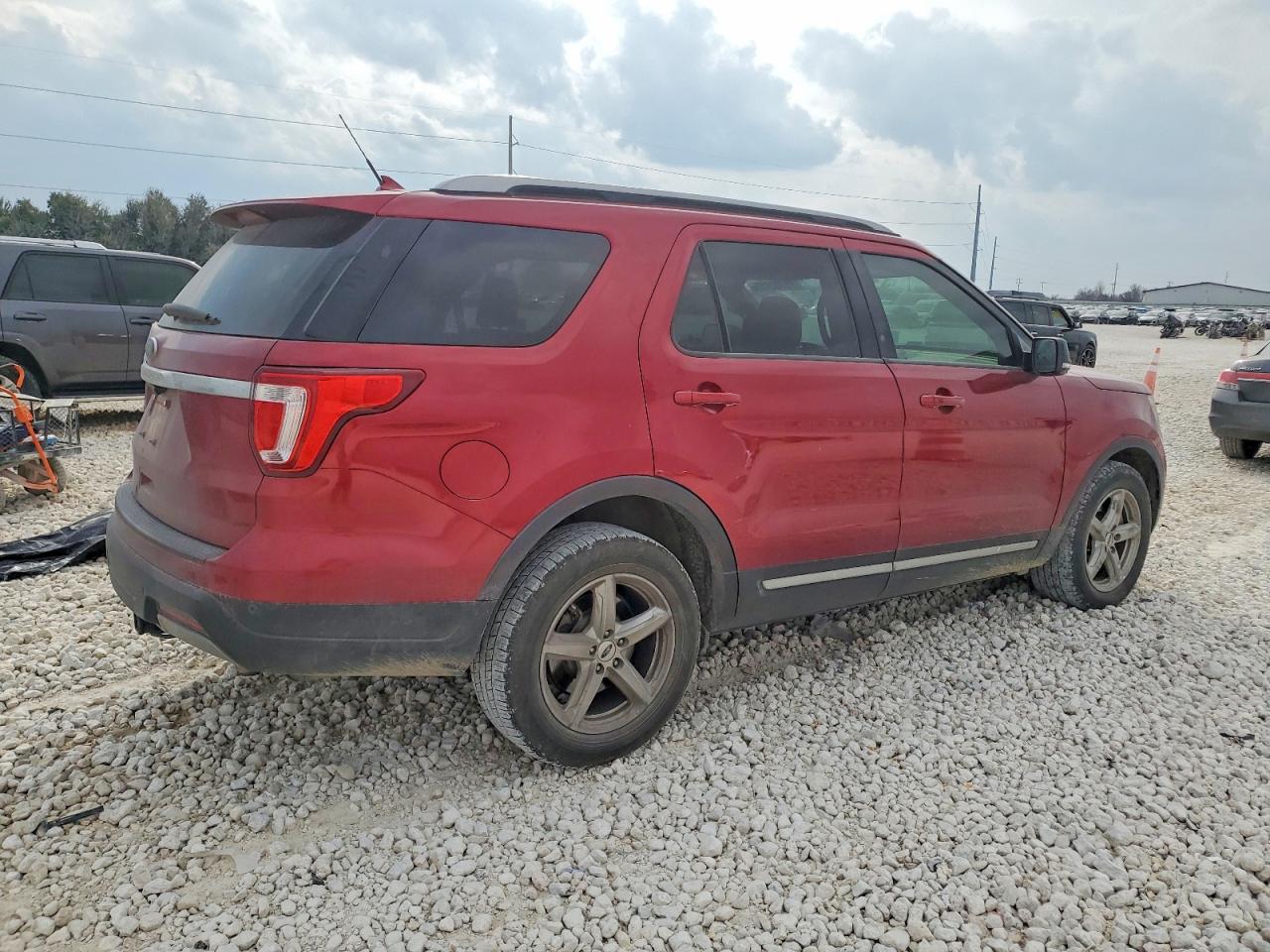 2019 FORD EXPLORER XLT photo 3