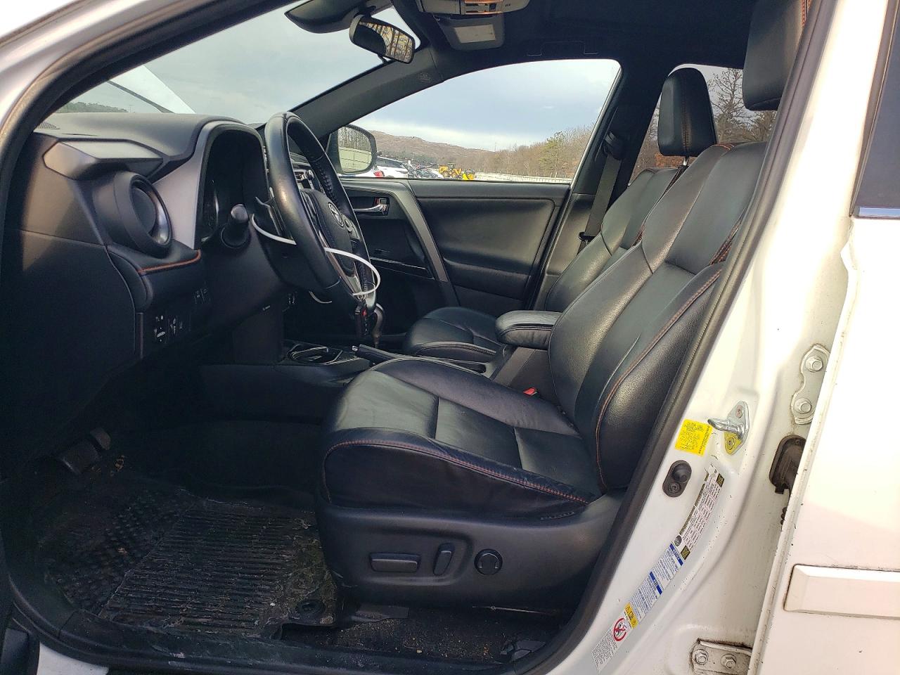 2017 TOYOTA RAV4 SE photo 7