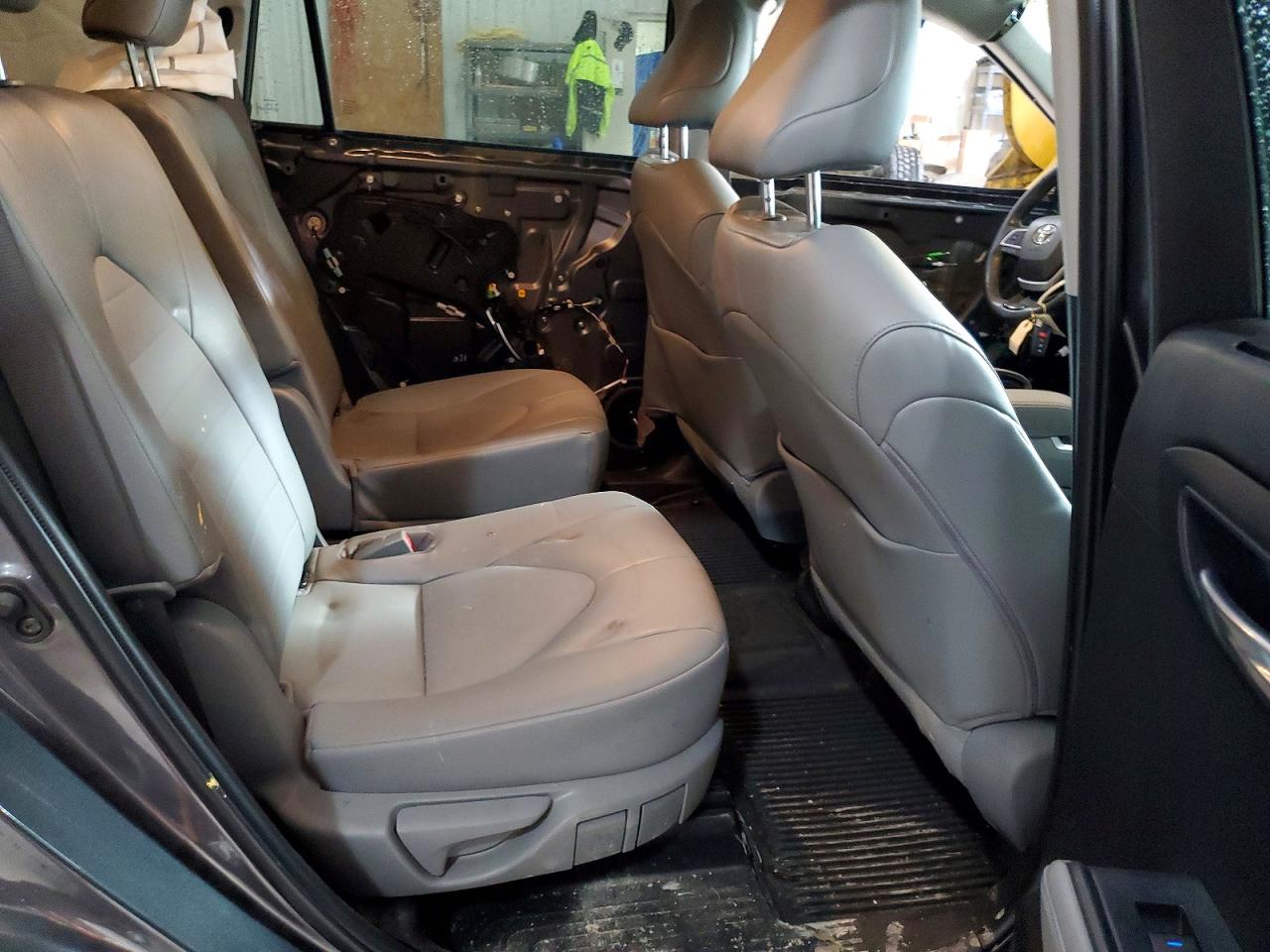2022 TOYOTA HIGHLANDER XLE photo 11